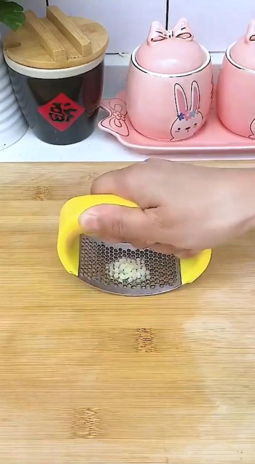 EasyCrusher™ Garlic Press