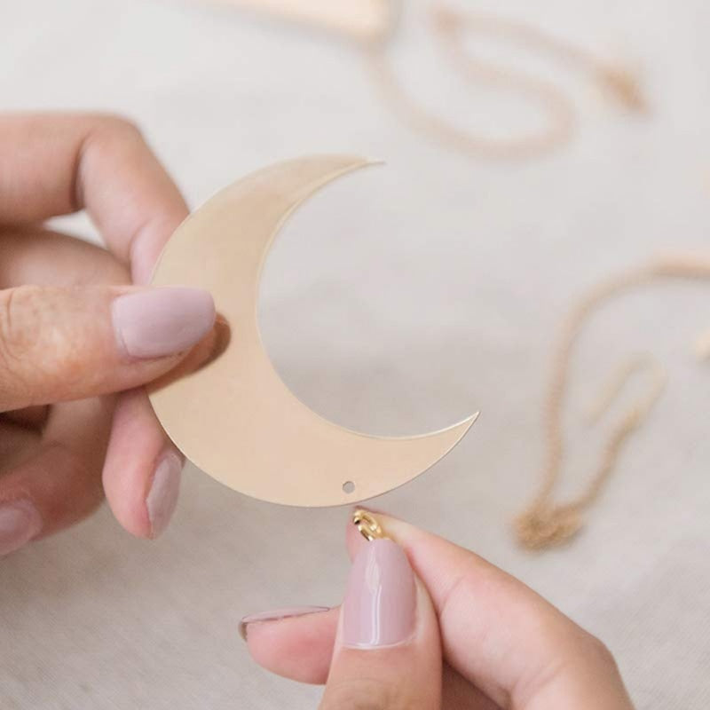 Moon-shaped chain