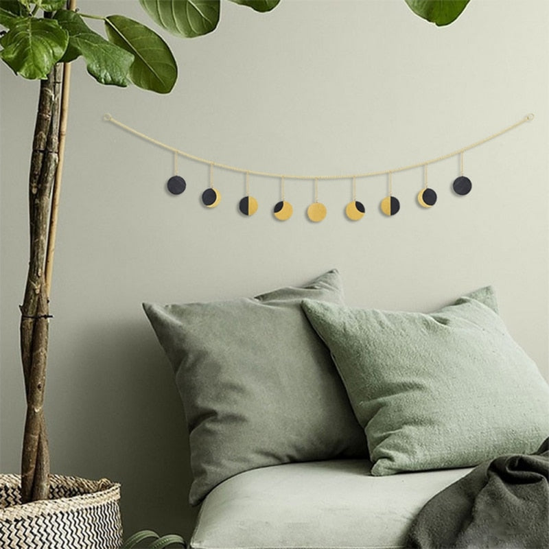 Moon-shaped chain