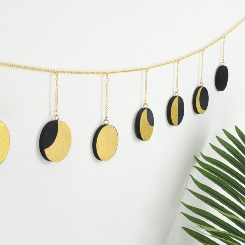 Moon-shaped chain